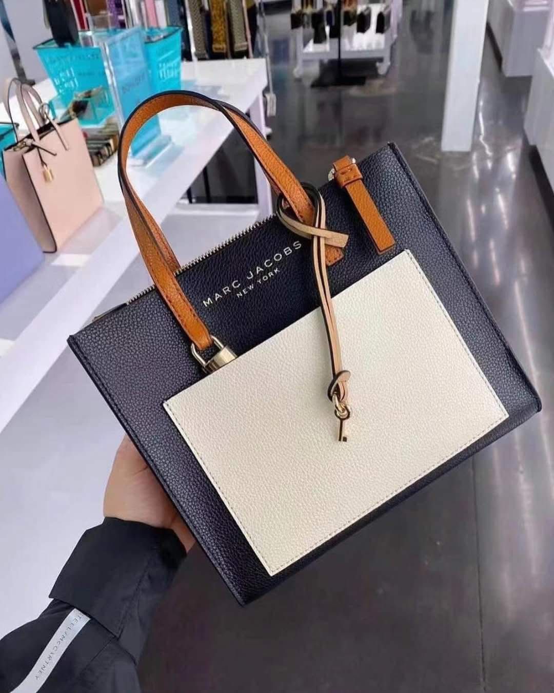 Marc JACOBS
MINI GRIND LEATHER TOTE BAG