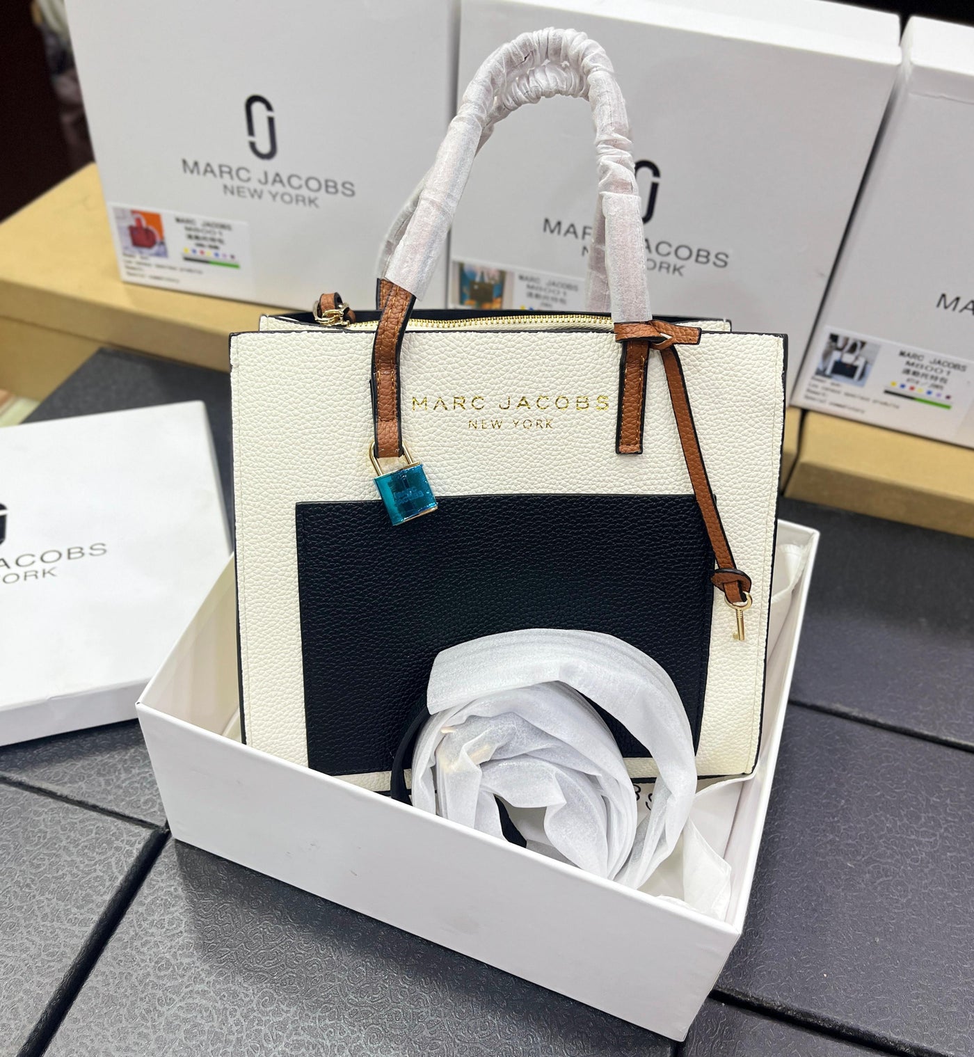 Marc JACOBS
MINI GRIND LEATHER TOTE BAG